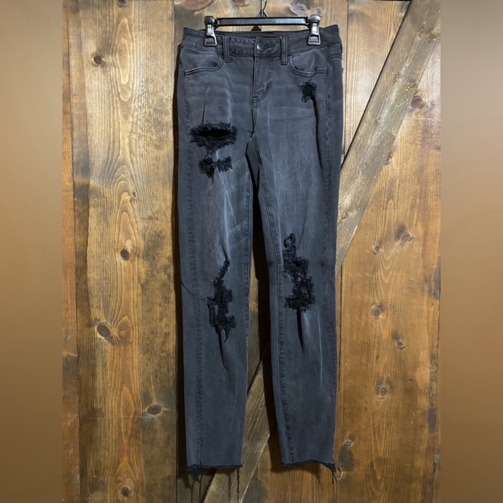 Women’s American Eagle Black Super Stretch distressed Jegging, size 0